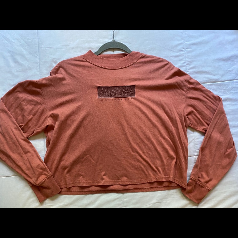Cropped hollister shirt